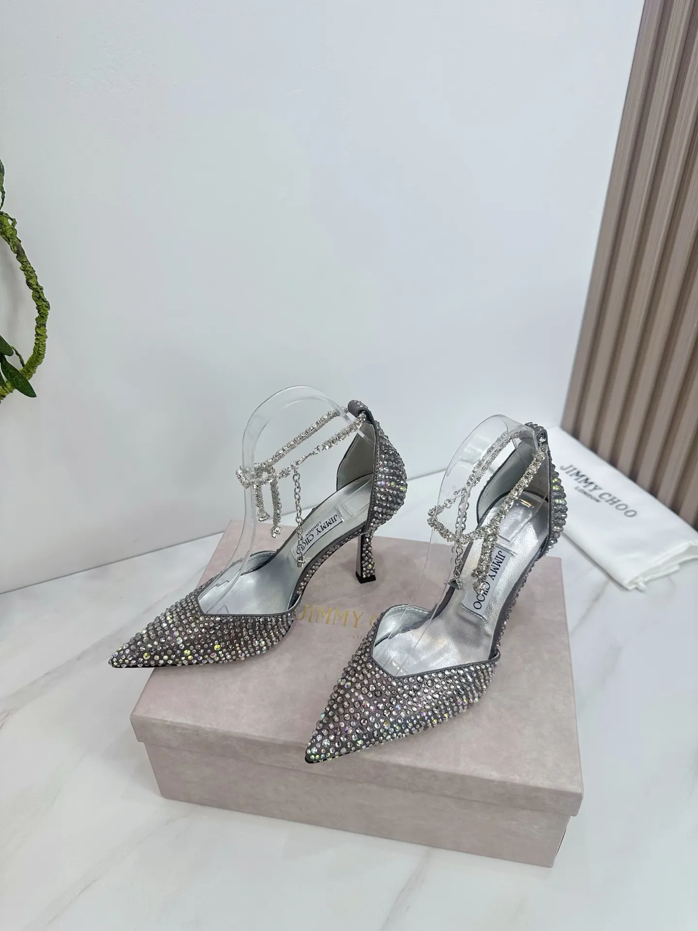 👟👟Ex-factory price 820👟👟 JIMMY CHOO (Jimmy CHOO) 💝💝💝 is a very comprehensive noble fashion lifestyle brand, with a series of women's high-heeled, medium-heeled, flat-heeled sandals with the same strap from major fashion bloggers and celebrities in Hong Kong and the United States.  The Australian pointed toe, round toe and square toe series are simply beautiful. Fall in love with elegance and playful sense of the future. Just by looking at them, you want to own them immediately, but you can really think about a pair of exquisite high heels~~~~~~~~~~~~~~~~~ 💝This series is specially designed for extraordinary and indifferent ladies, thus creating a unique overall effect, Jimmy Choo Design products that inspire women to move forward and show their charm💝💝💝 1⃣️Material: Imported silk hot diamond 2⃣️Inner: Imported Italian lambskin, super soft and delicate 3⃣️Outsole: Imported Italian original original color genuine leather injection molded outsole Heel height 8.5 4⃣️Code number: 35 to 39 (34.40.41.42. Customized)
